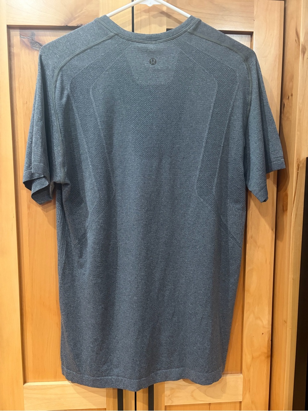 lululemon athletica Men’s Heather Charcoal metal vent tech short sleeve M Medium